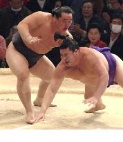 Asashoryu continues to crush competition at Kyushu sumo
